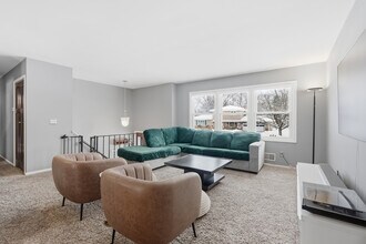 7048 Montrose Rd in Woodbury, MN - Foto de edificio - Building Photo