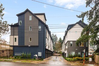 18514 Meridian Ave N in Shoreline, WA - Building Photo - Building Photo