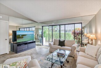 911 Club Dr in Palm Beach Gardens, FL - Building Photo - Building Photo
