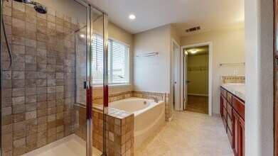 326 Winemaker Way in Windsor, CA - Building Photo - Building Photo