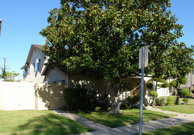 3901 Howard Ave in Los Alamitos, CA - Foto de edificio - Building Photo