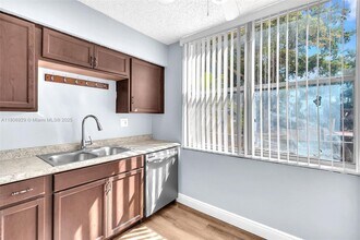 3671 Environ Blvd in Lauderhill, FL - Building Photo - Building Photo