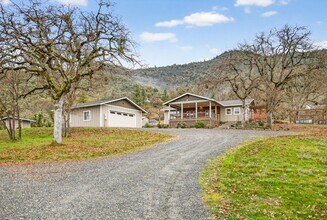 860 Humbug Creek Rd in Jacksonville, OR - Building Photo - Building Photo