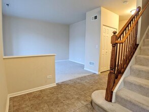 2221 S Crambourne Way in Arlington Heights, IL - Building Photo - Building Photo