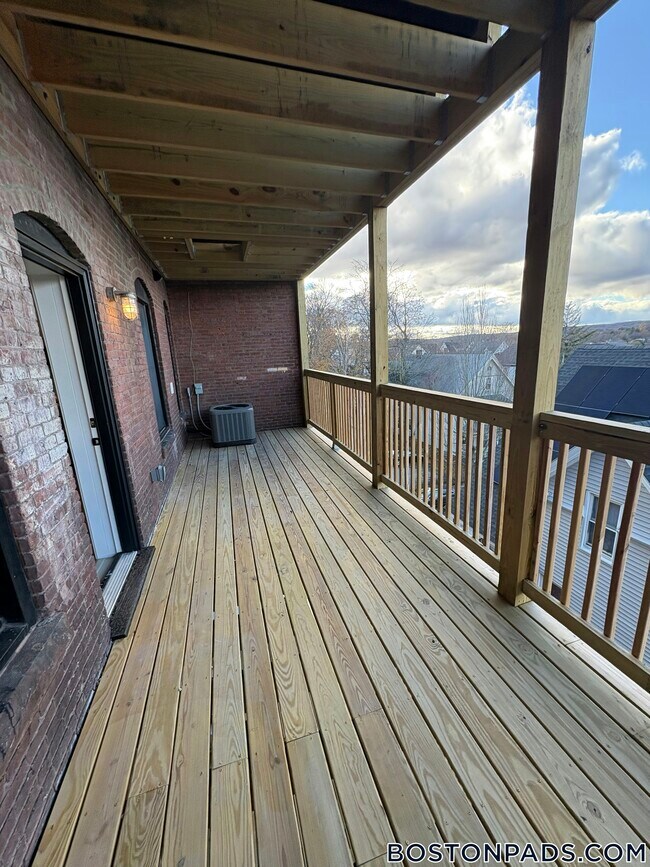 28 Woodland St in Worcester, MA - Foto de edificio - Building Photo