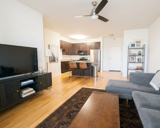 1133 W Granville Ave, Unit 17