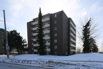 Chicopee Court in Kitchener, ON - Building Photo - Building Photo