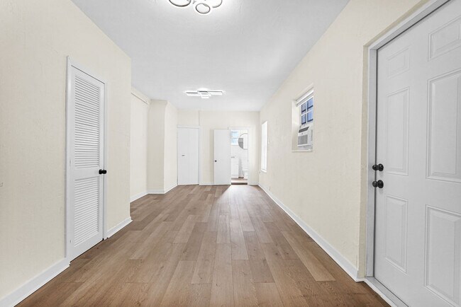 47 NW 45th Ave, Unit 2 in Miami, FL - Foto de edificio - Building Photo