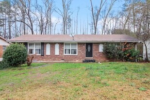 2820 Middleburg Dr in College Park, GA - Building Photo