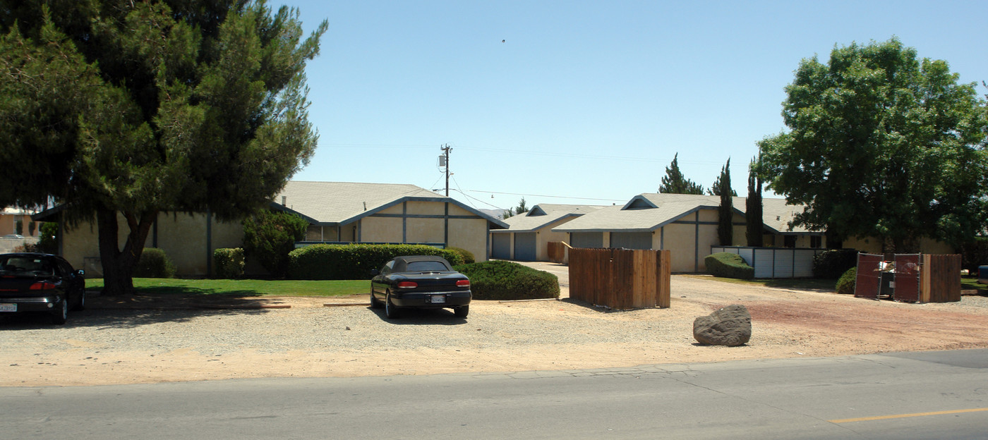 15515 Rancherias Rd in Apple Valley, CA - Building Photo