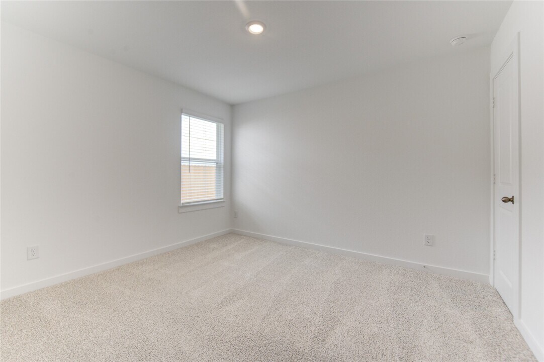 9047 Rose Water Trl in Iowa Colony, TX - Building Photo