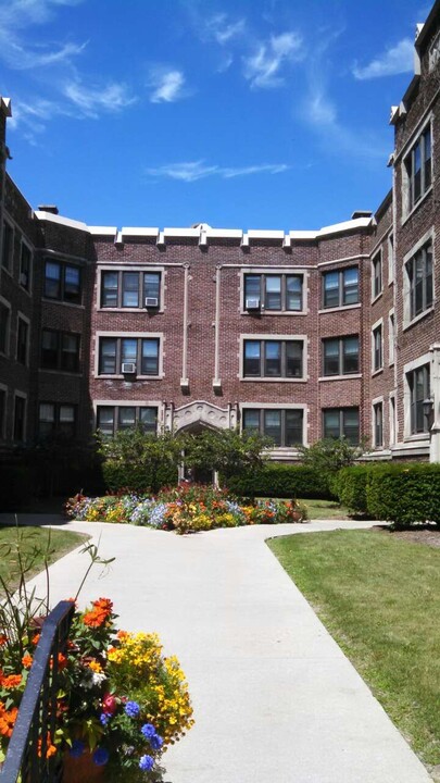 Rosalind Court in Milwaukee, WI - Building Photo