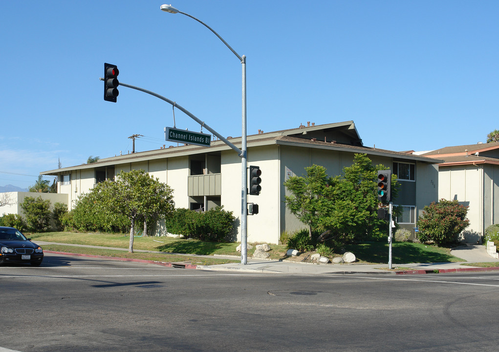 751 W Channel Islands Blvd in Oxnard, CA - Building Photo