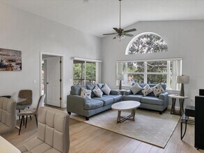 7234 Eleanor Cir, Unit 203 in Sarasota, FL - Building Photo - Building Photo