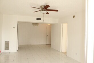 4156 Inverrary Dr, Unit 407 in Lauderhill, FL - Foto de edificio - Building Photo