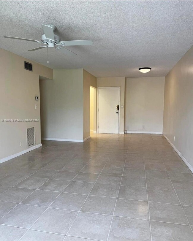 3105 Oakland Shores Dr in Oakland Park, FL - Building Photo - Building Photo