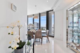 17475 Collins Ave in Sunny Isles Beach, FL - Foto de edificio - Building Photo