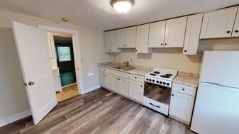 187 West St, Unit 14 in Hatfield, MA - Building Photo