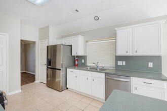 13015 Turnbridge Trail in Houston, TX - Foto de edificio - Building Photo