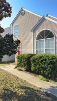 459 Charter Oak Dr in Newport News, VA - Building Photo