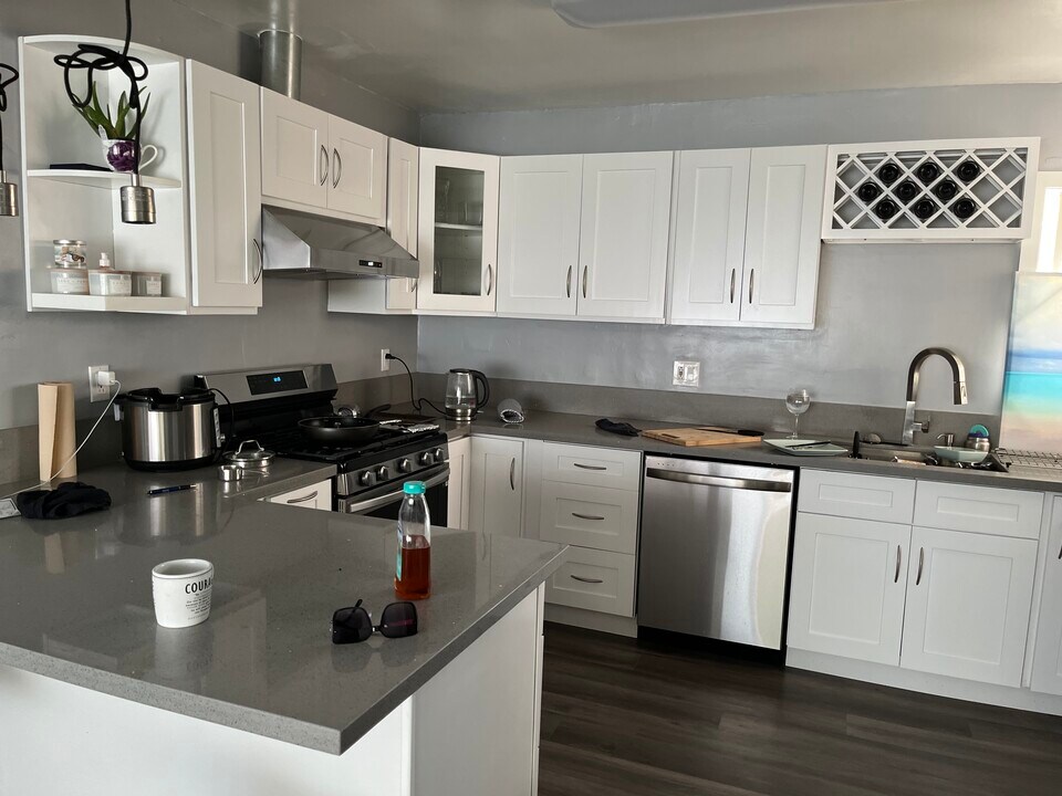 4453 Rosecrans Ave in Hawthorne, CA - Building Photo