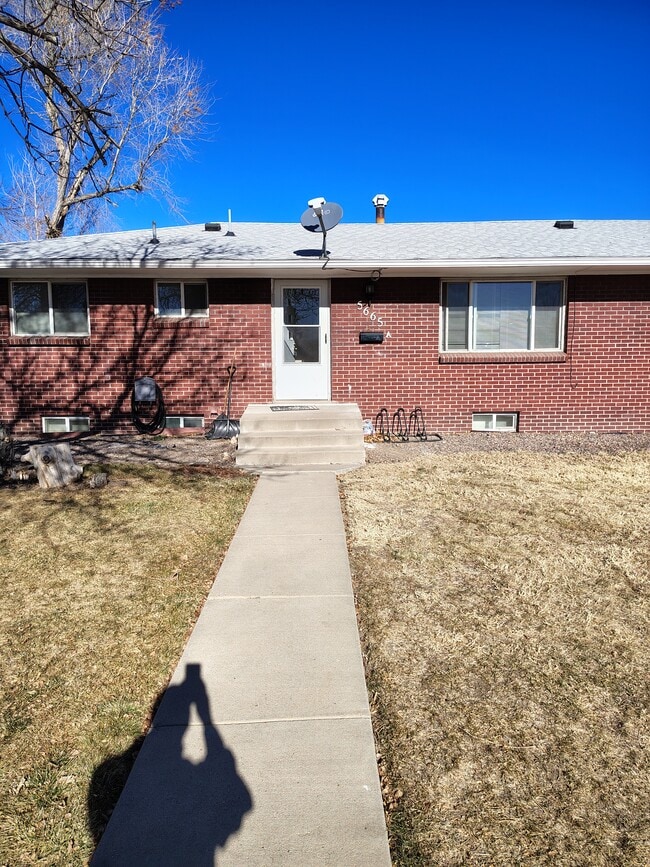 5655 W Ellsworth Ave, Unit B (Right Lower 1bd 2lvng) in Lakewood, CO - Building Photo - Building Photo