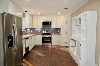 1221 S Austin Ave in Georgetown, TX - Building Photo - Building Photo