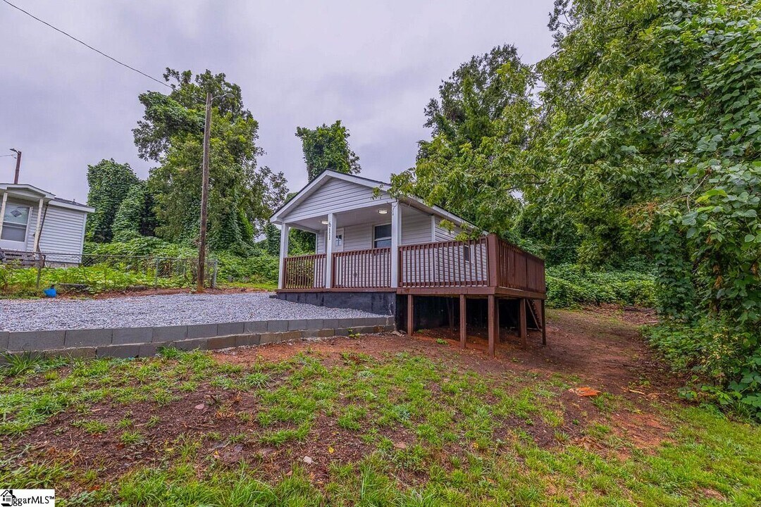 611 Hunters Ct in Laurens, SC - Building Photo
