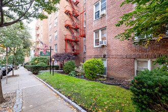 The Boulevard Apartments in Forest Hills, NY - Foto de edificio - Building Photo