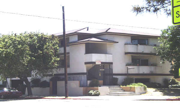 6456 Hazeltine Ave in Van Nuys, CA - Building Photo - Building Photo