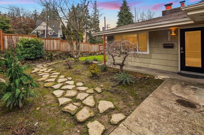 2402 E Interlaken Blvd in Seattle, WA - Building Photo - Building Photo