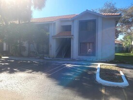 3208 Coral Lake Ln, Unit 3208 in Coral Springs, FL - Building Photo