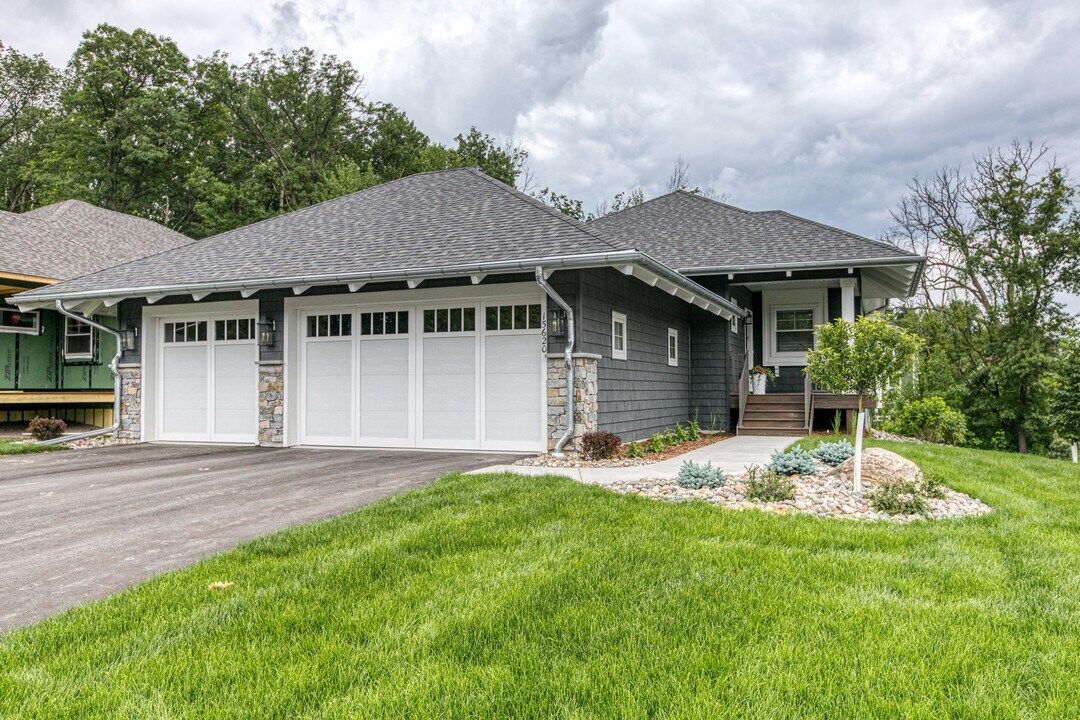 5295 Upland Ln N in Plymouth, MN - Building Photo