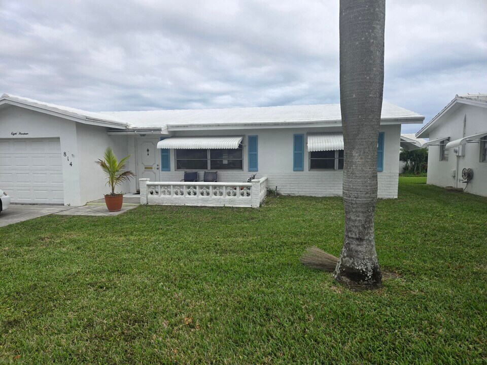 814 SW 18th Ct in Boynton Beach, FL - Foto de edificio