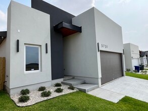 5731 Beefalo Ln in Laredo, TX - Building Photo - Building Photo