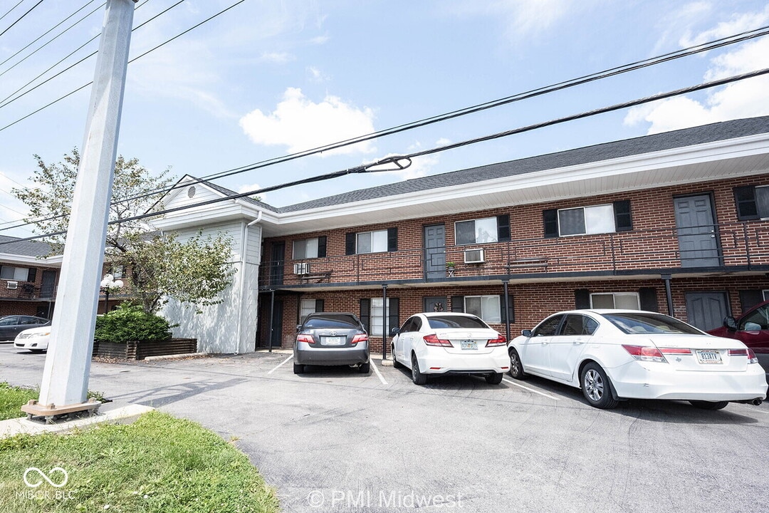 7046 E US Hwy 36 in Avon, IN - Building Photo