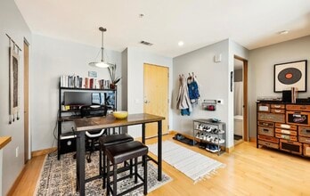 309 W Washington Ave, Unit 502 in Madison, WI - Foto de edificio - Building Photo