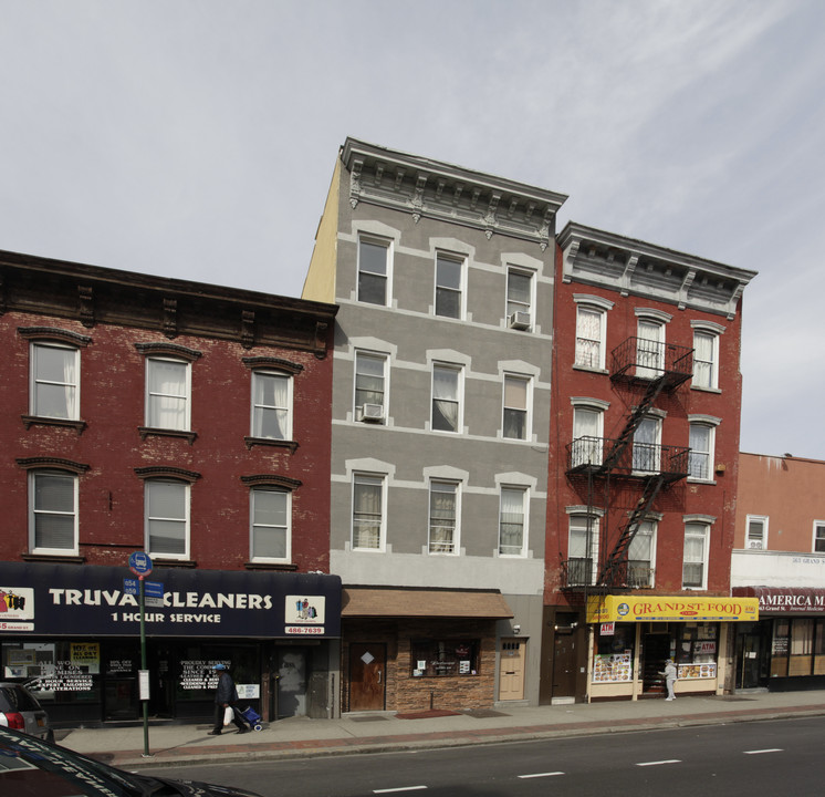 559 Grand St in Brooklyn, NY - Building Photo