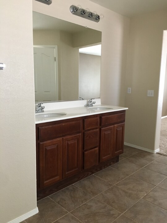 31689 Pompei Ln in Winchester, CA - Building Photo
