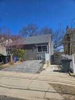 60 Marwood Rd N in Port Washington, NY - Building Photo