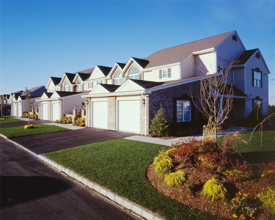 17 Neal Path in Brookhaven, NY - Building Photo