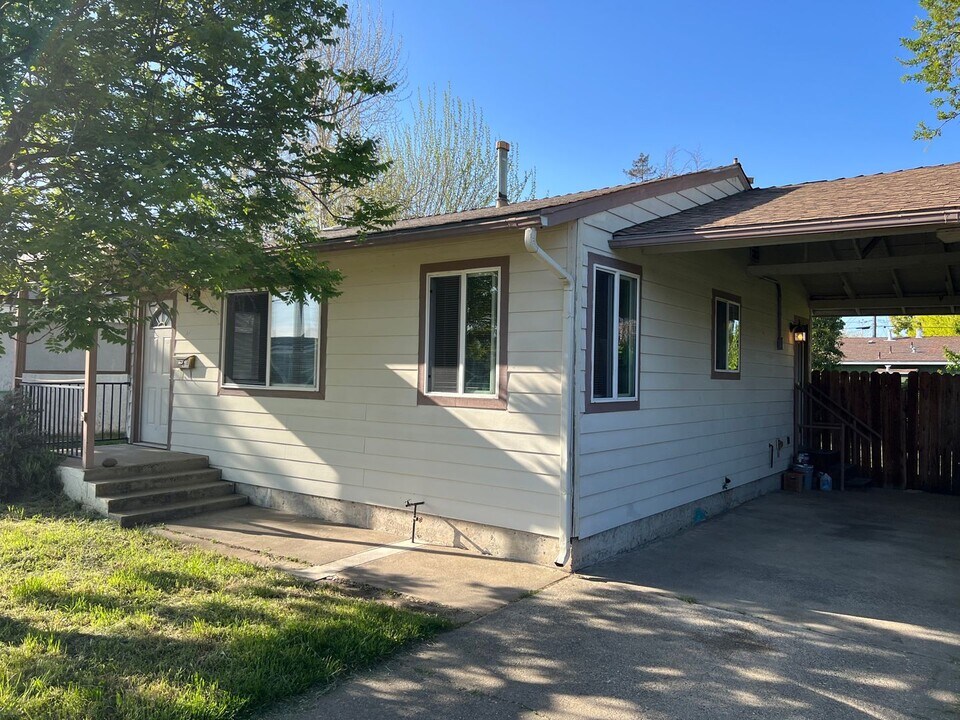 618 James St in West Sacramento, CA - Building Photo