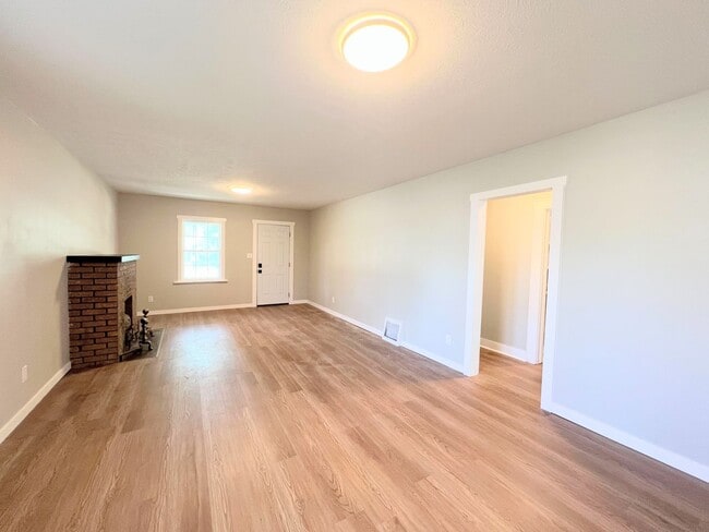 516 W 13th Ave in Hutchinson, KS - Building Photo - Building Photo