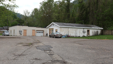 122 Riggs St in Montgomery, WV - Foto de edificio - Building Photo