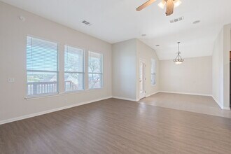 521 Manchester Ln in Austin, TX - Building Photo - Building Photo