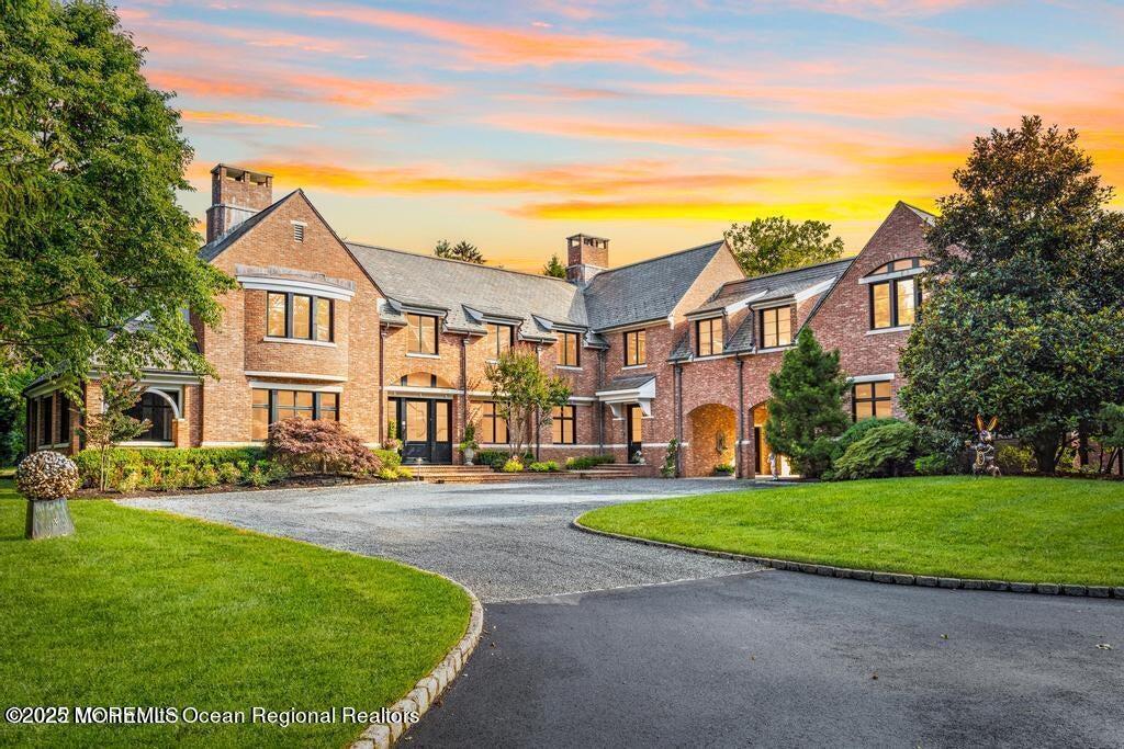 18 Sheraton Ln in Rumson, NJ - Building Photo