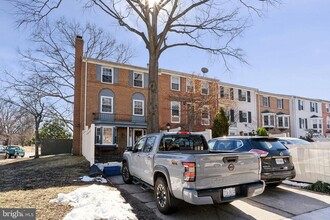 4501 Squiredale Square in Alexandria, VA - Building Photo - Building Photo