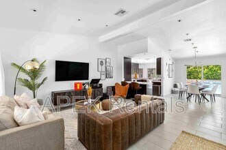 2355 W Nicola Rd in Palm Springs, CA - Foto de edificio - Building Photo