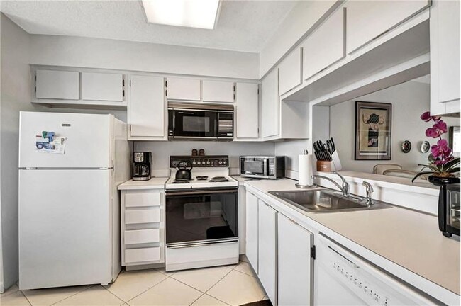 property at 6866 Huntington Ln