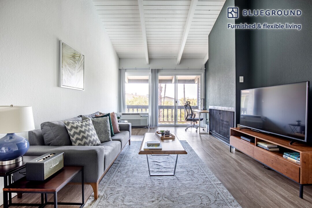 6510 Green Valley Cir in Culver City, CA - Building Photo